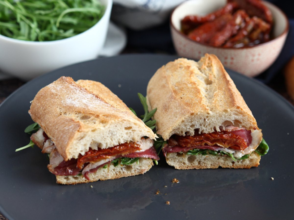 Panino con speck, rucola, pomodori secchi e aceto balsamico