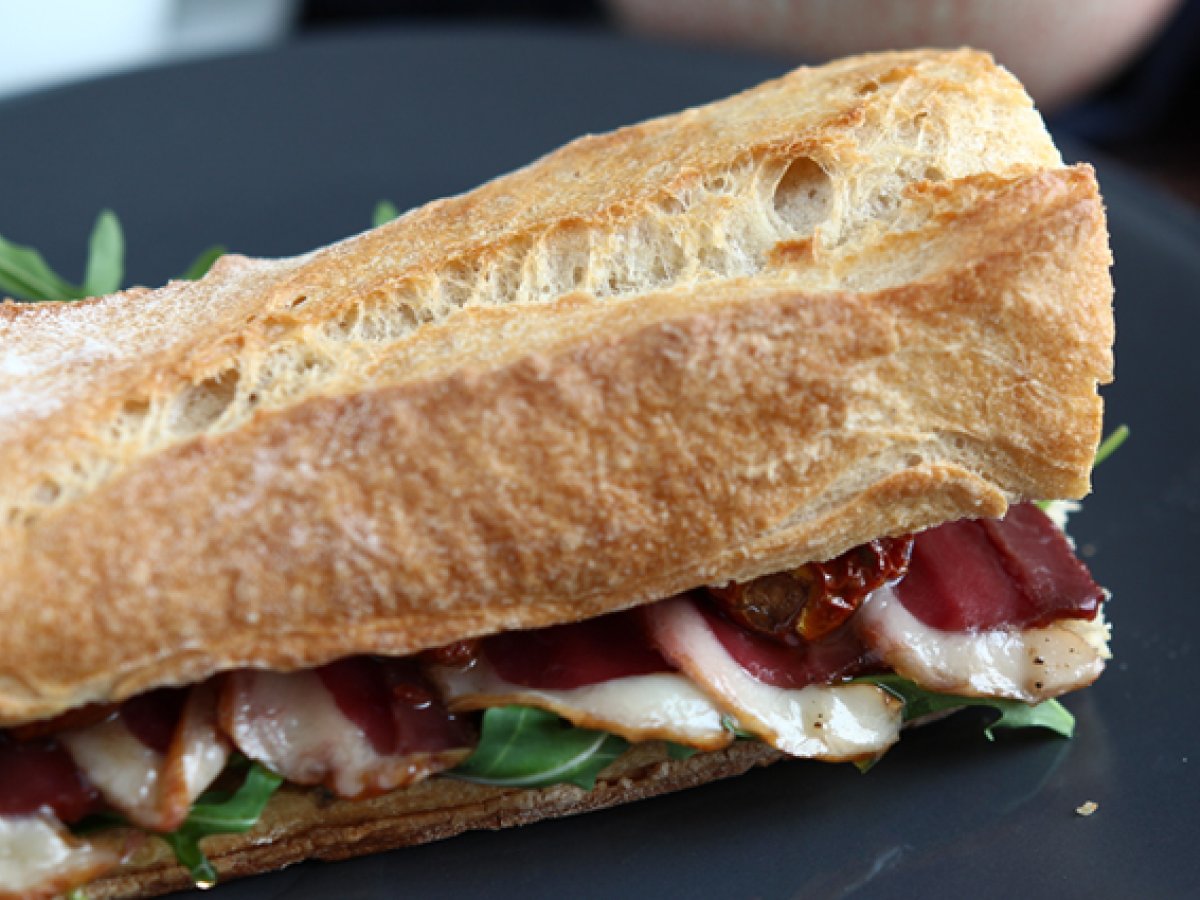 Panino con speck, rucola, pomodori secchi e aceto balsamico - foto 2