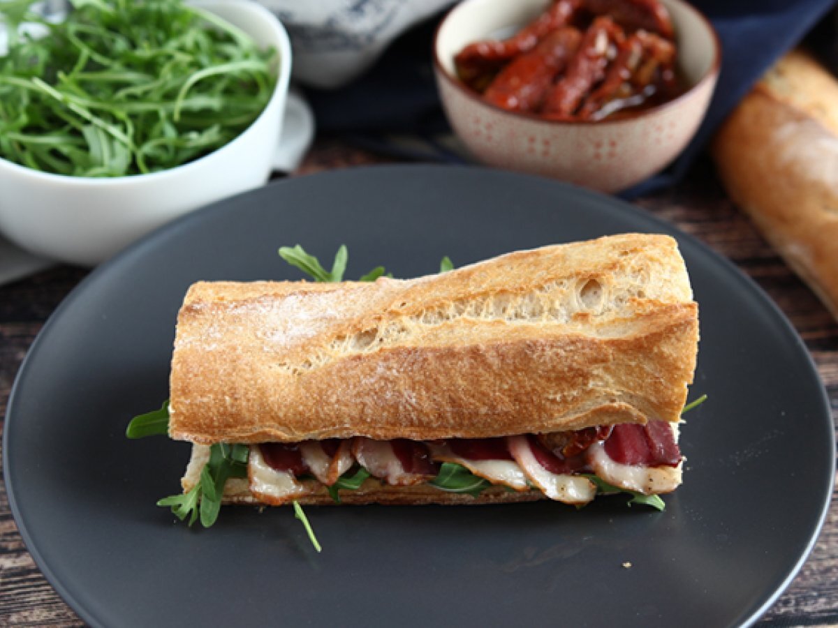 Panino con speck, rucola, pomodori secchi e aceto balsamico - foto 3