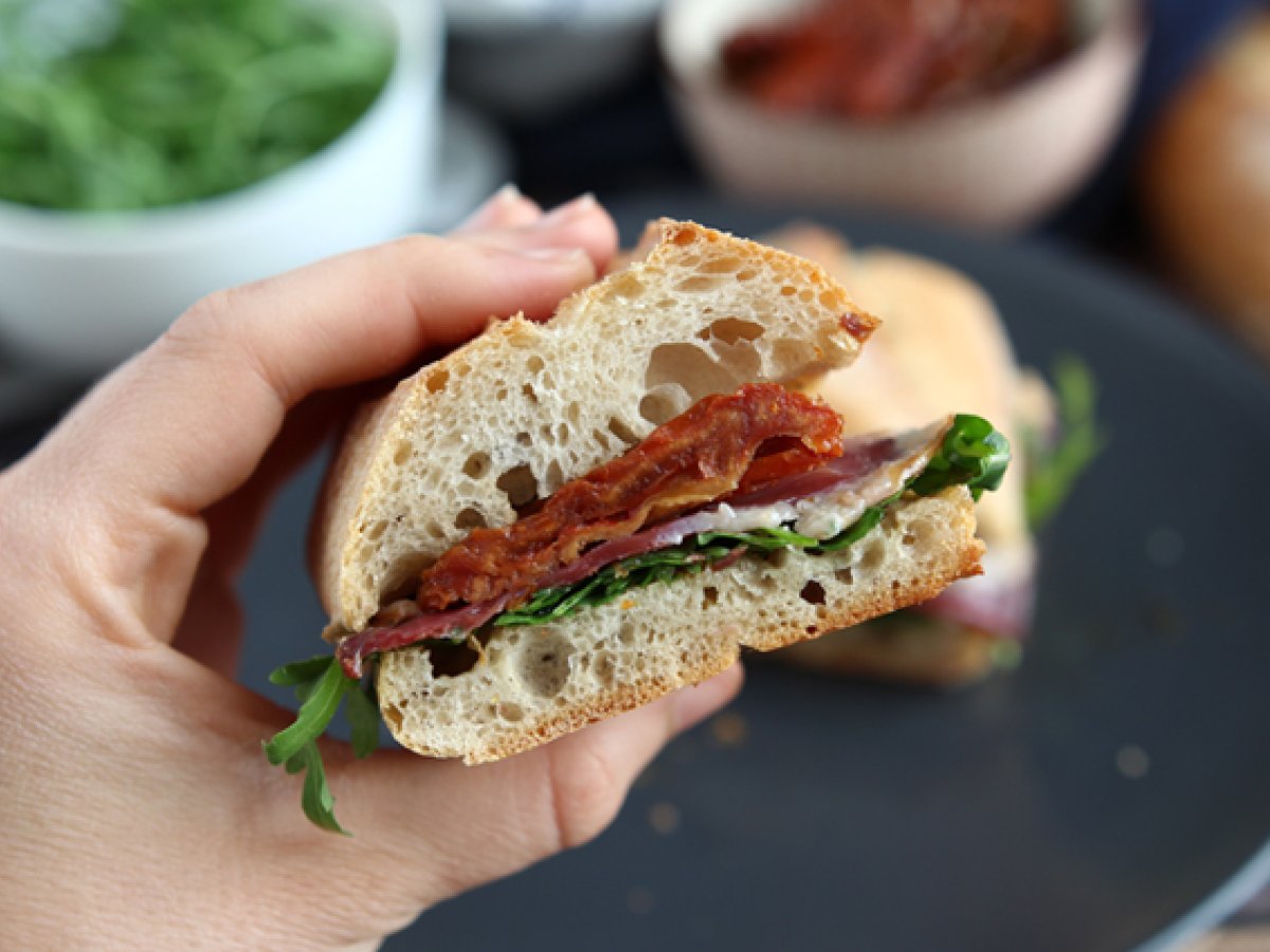 Panino con speck, rucola, pomodori secchi e aceto balsamico - foto 4