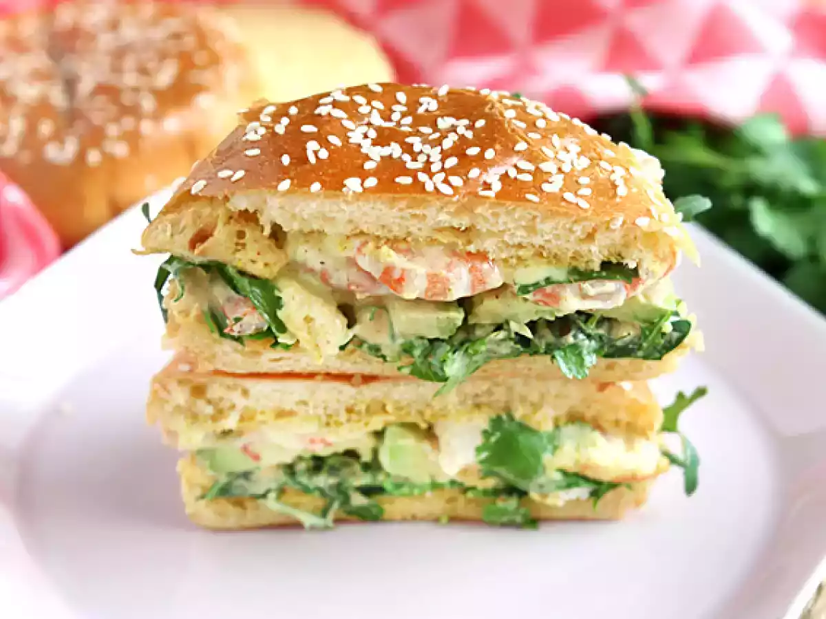 Panino gourmet con gamberetti, avocado e salse speziate - foto 2