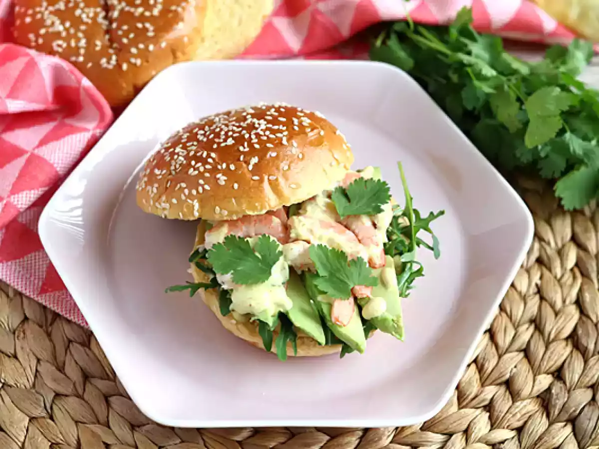 Panino gourmet con gamberetti, avocado e salse speziate - foto 3