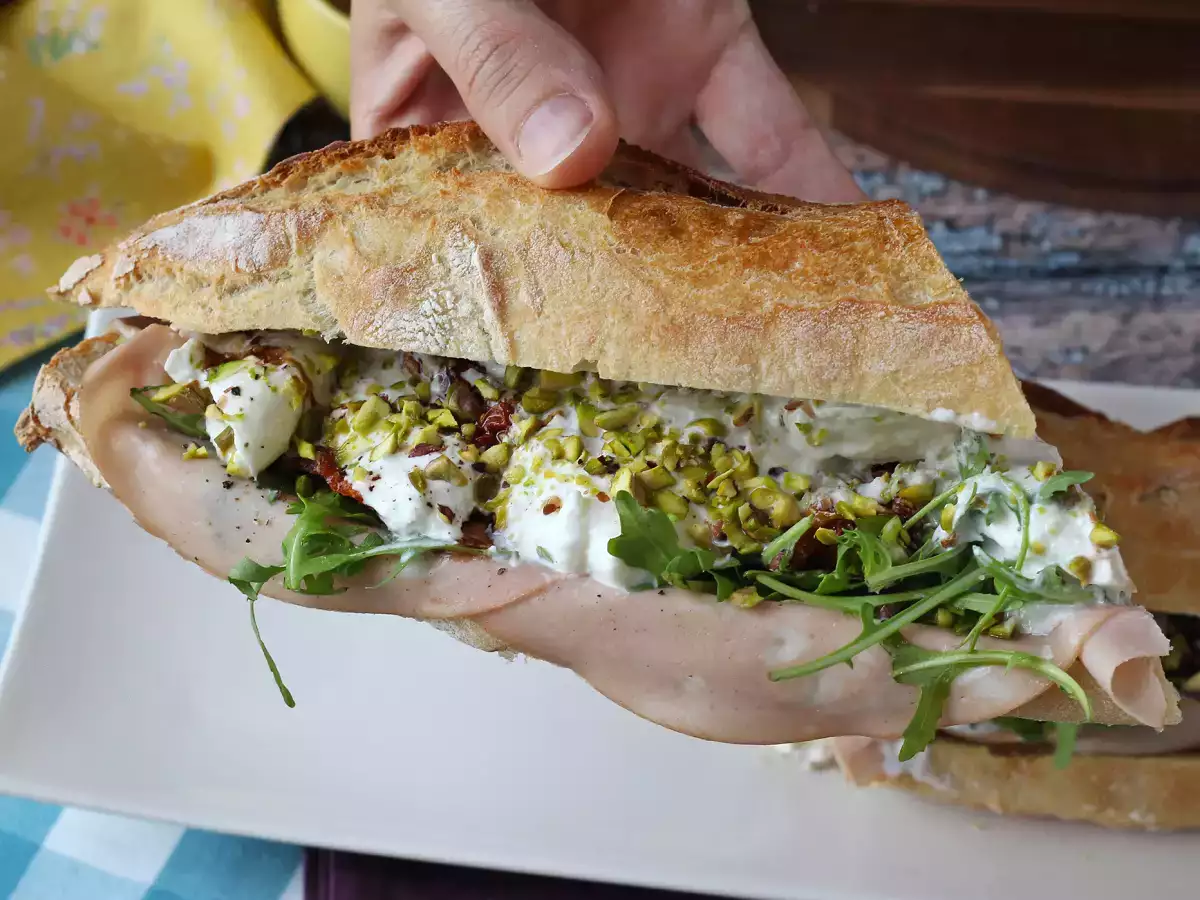 Panino gourmet con mortadella, burrata, pesto e pistacchi
