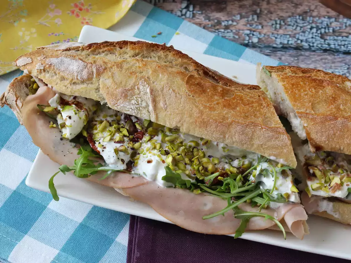 Panino gourmet con mortadella, burrata, pesto e pistacchi - foto 2