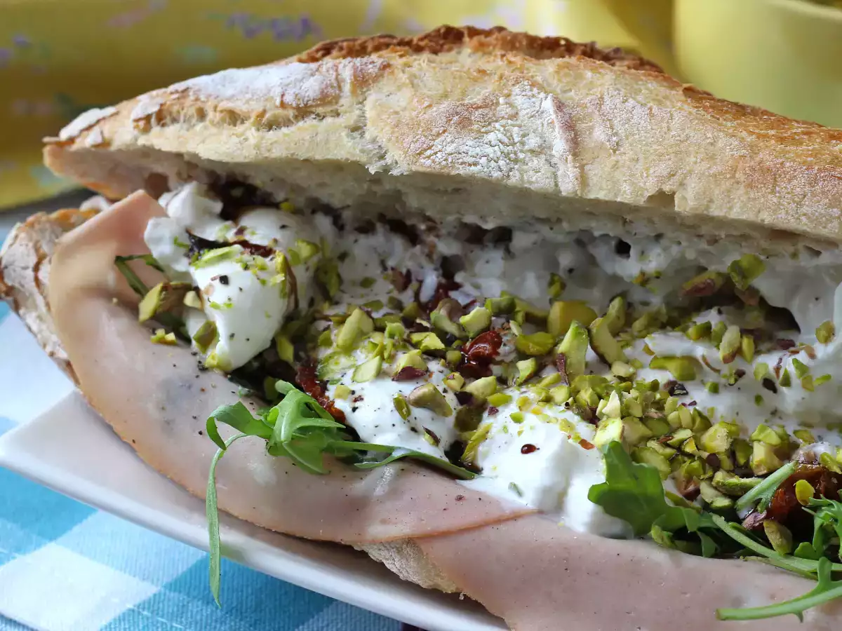 Panino gourmet con mortadella, burrata, pesto e pistacchi - foto 3