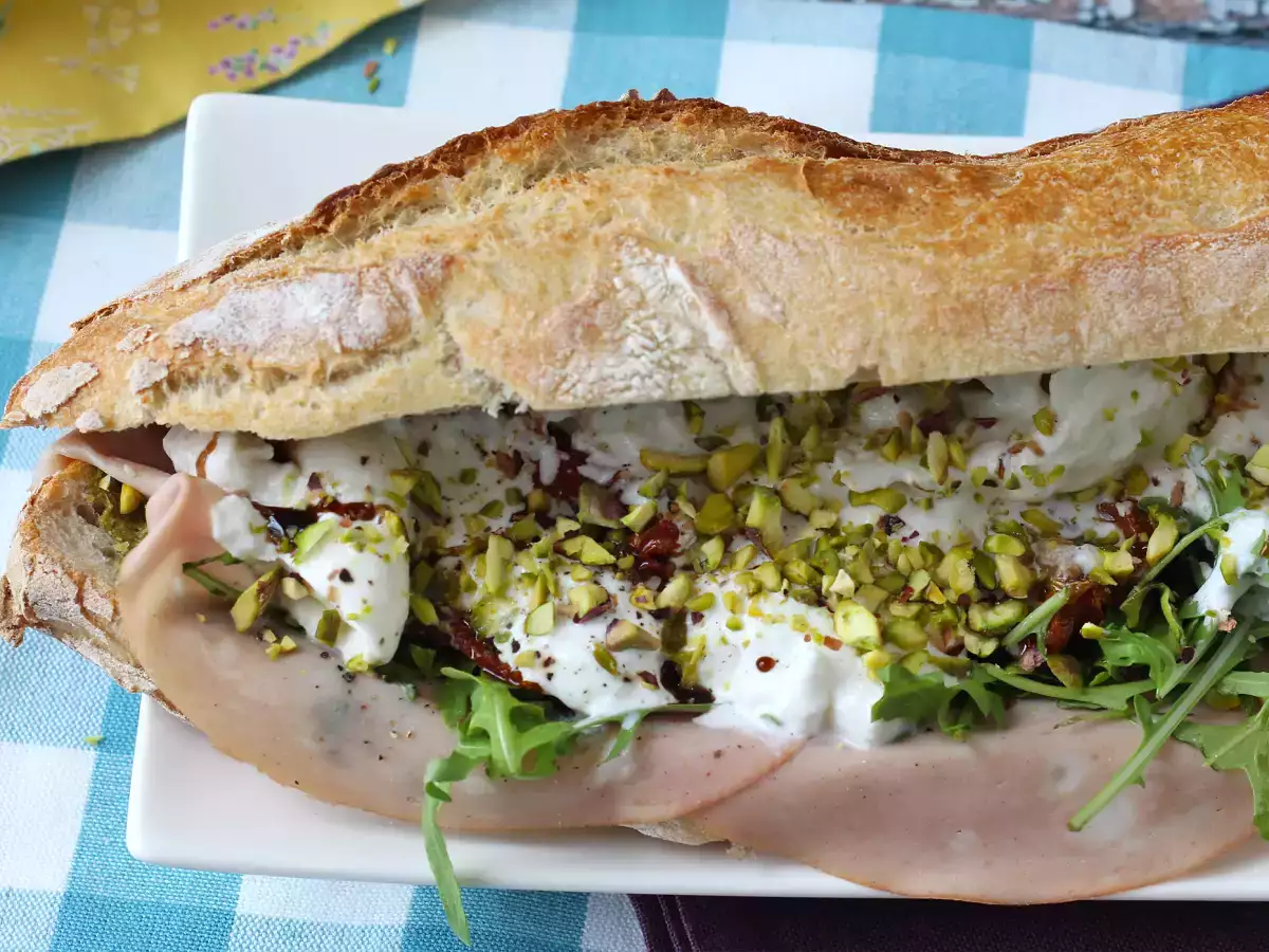 Panino gourmet con mortadella, burrata, pesto e pistacchi - foto 4