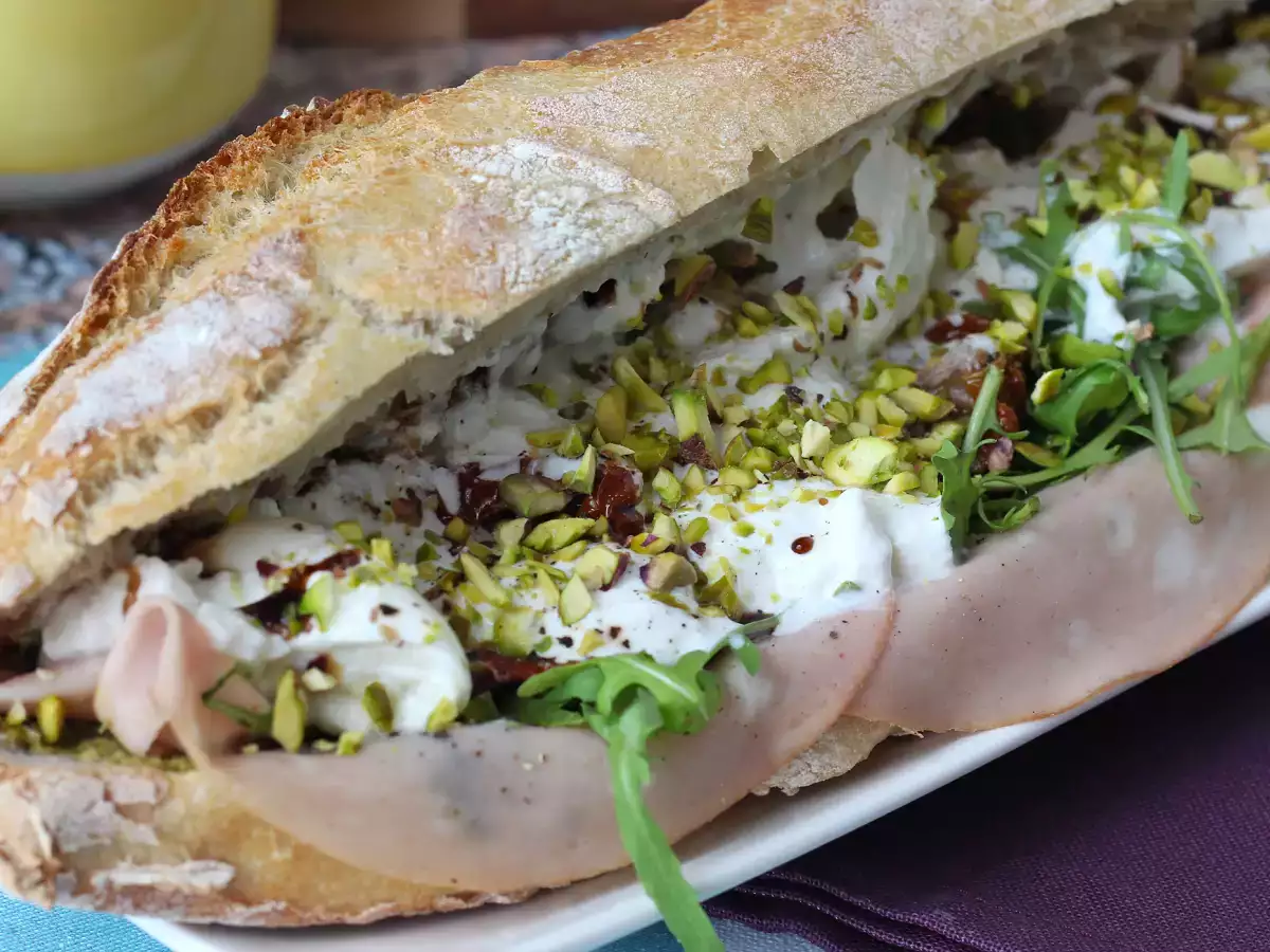 Panino gourmet con mortadella, burrata, pesto e pistacchi - foto 5