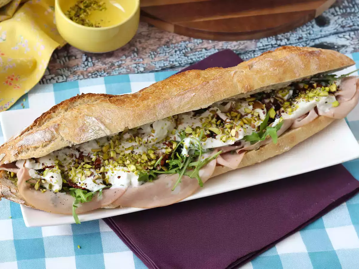 Panino gourmet con mortadella, burrata, pesto e pistacchi - foto 6