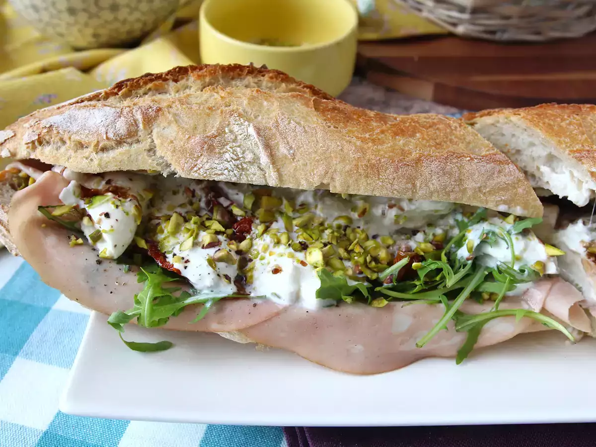 Panino gourmet con mortadella, burrata, pesto e pistacchi - foto 7