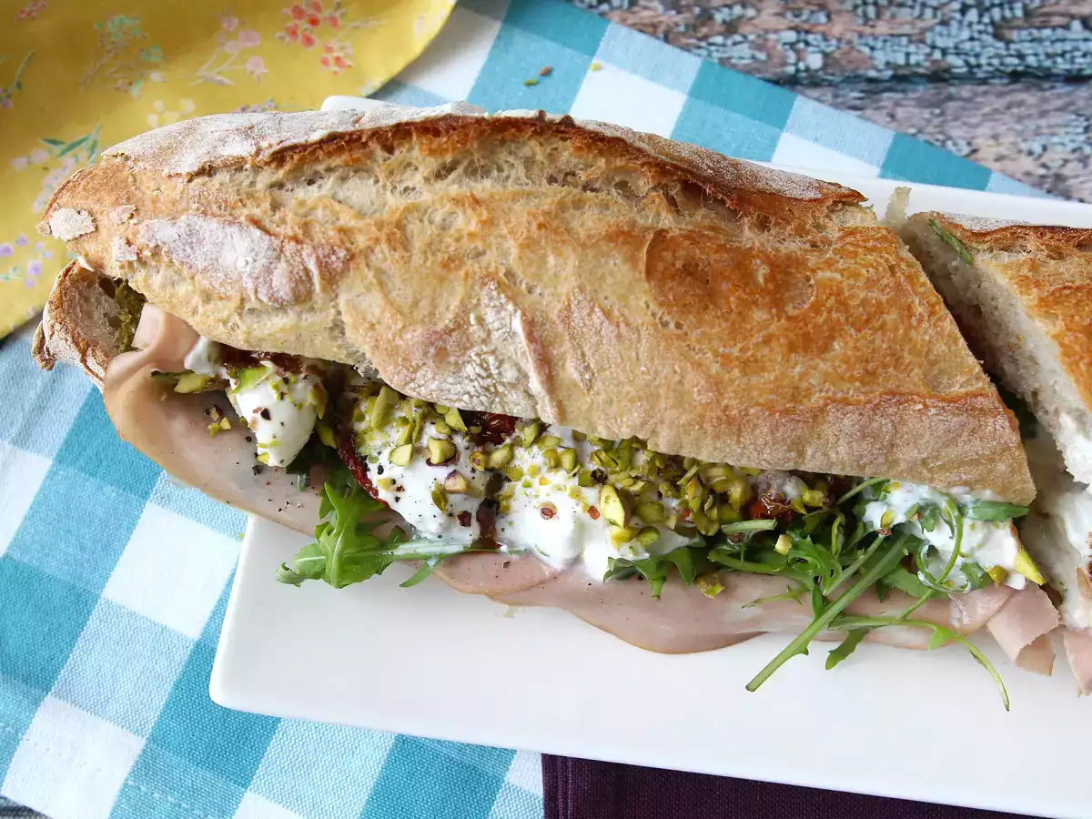 Panino gourmet con mortadella, burrata, pesto e pistacchi - foto 8