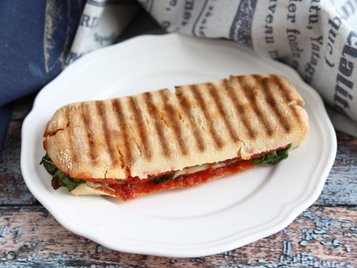 Panino piastrato con emmental, salame e salsa aromatica di pomodoro