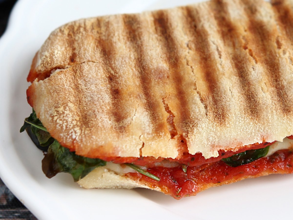 Panino piastrato con emmental, salame e salsa aromatica di pomodoro - foto 3