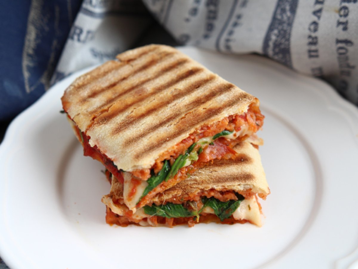 Panino piastrato con emmental, salame e salsa aromatica di pomodoro - foto 4