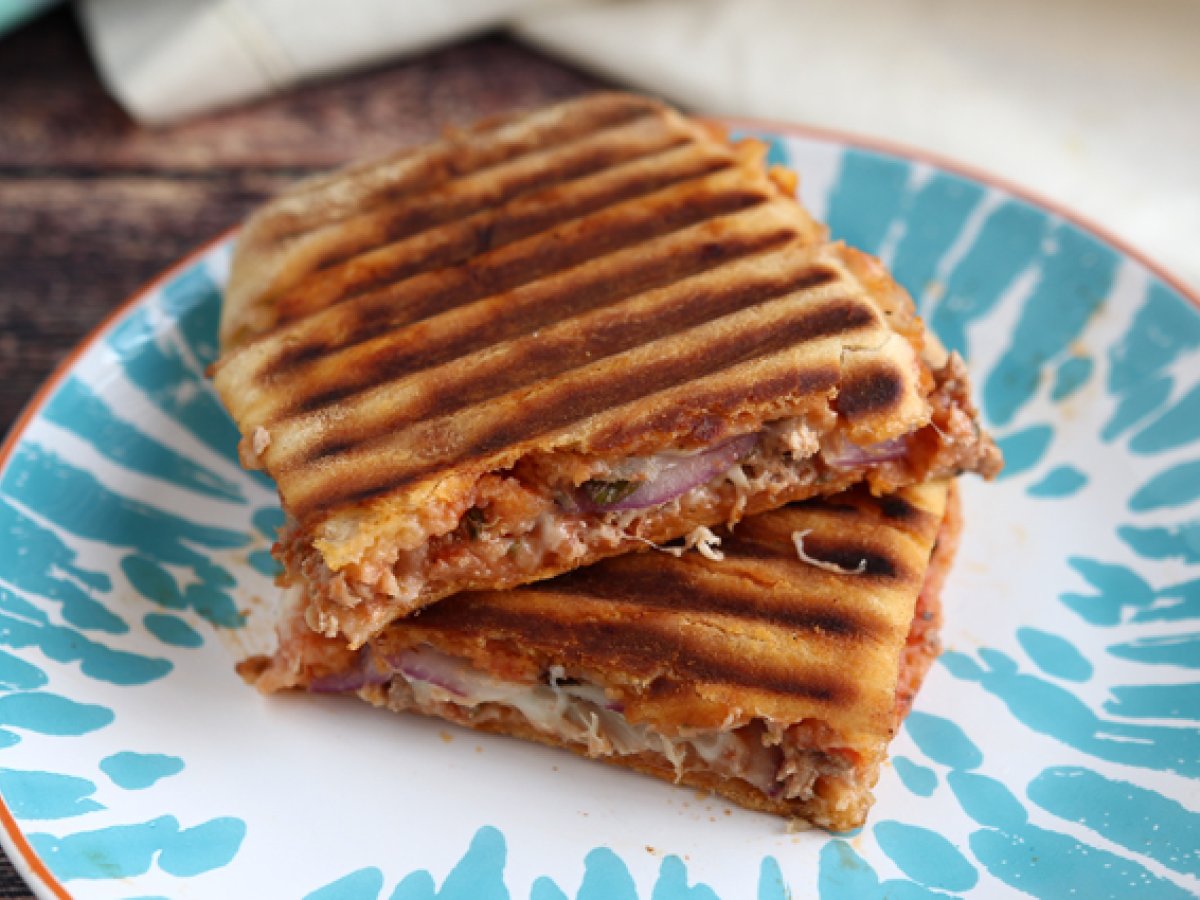 Panino piastrato con tonno, pomodoro e capperi