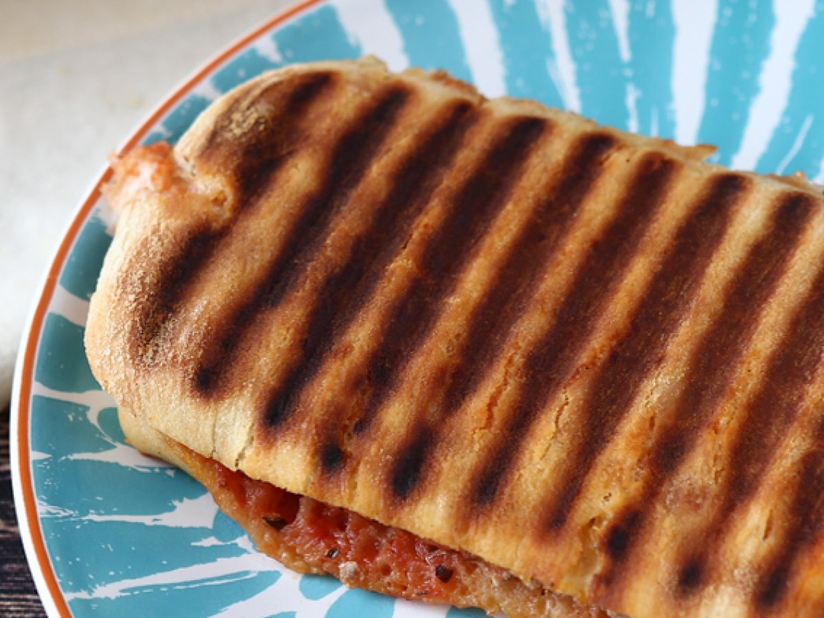 Panino piastrato con tonno, pomodoro e capperi - foto 2