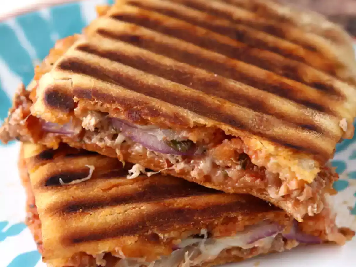 Panino piastrato con tonno, pomodoro e capperi - foto 3