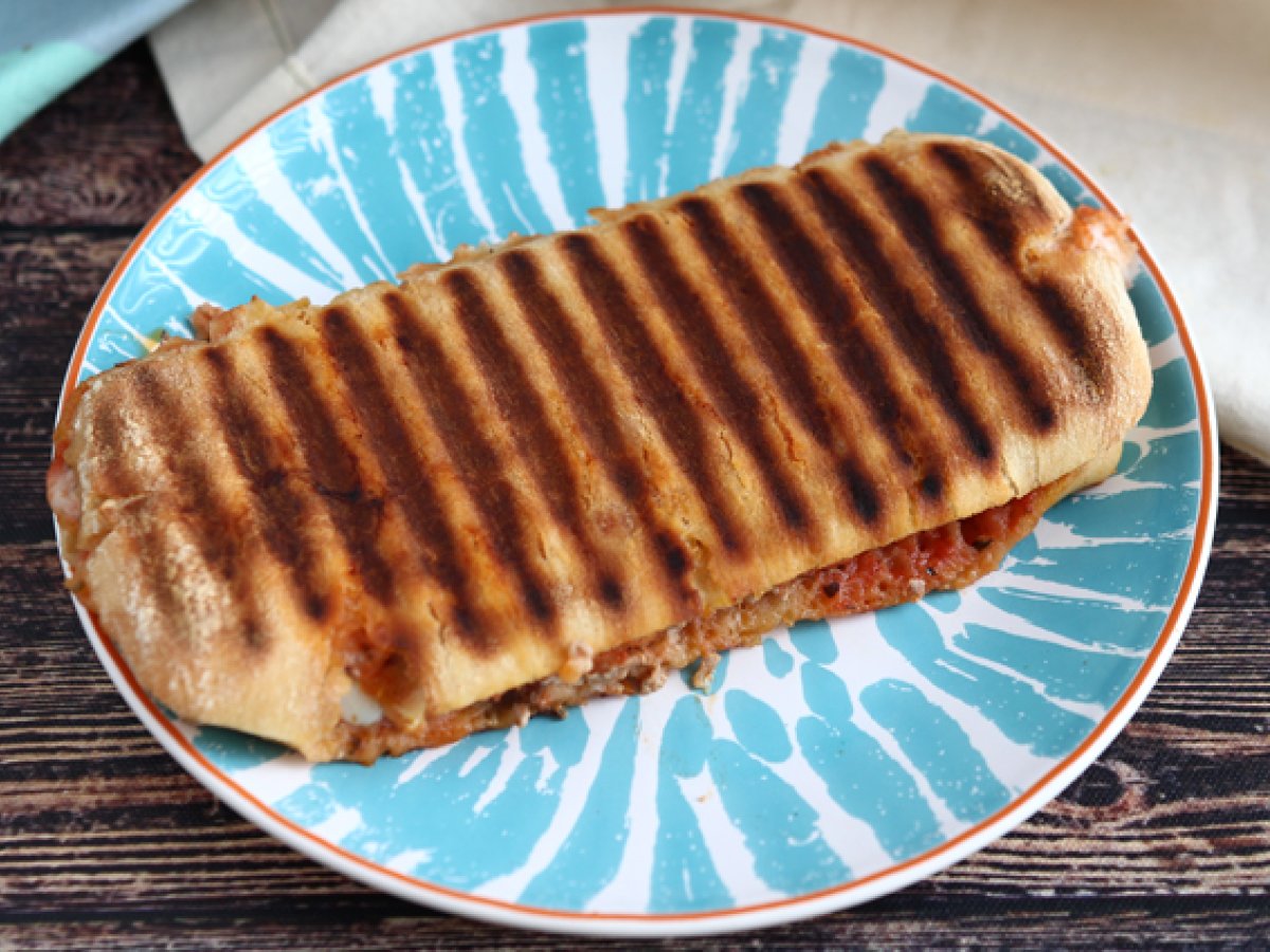 Panino piastrato con tonno, pomodoro e capperi - foto 4