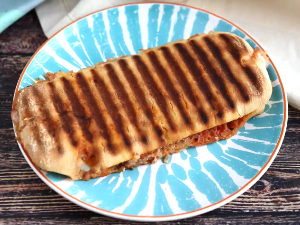 Panino piastrato con tonno, pomodoro e capperi - foto 4