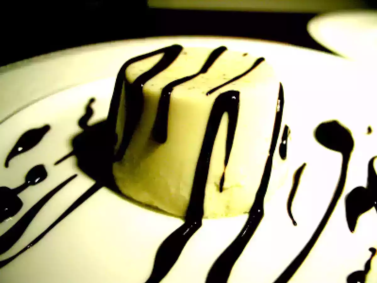 Panna cotta ai pistacchi con salsa al cioccolato