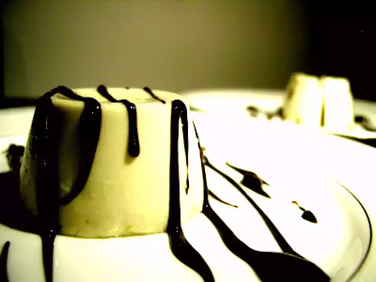 Panna cotta ai pistacchi con salsa al cioccolato - foto 2