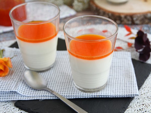 Panna cotta alla vaniglia con coulis di albicocche Panna cotta alla vaniglia con coulis di albicocche