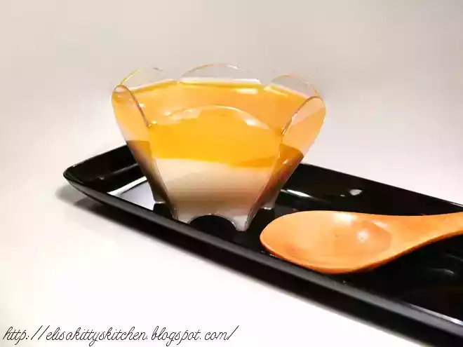 Panna cotta alle mandorle amare con glassa alla zucca