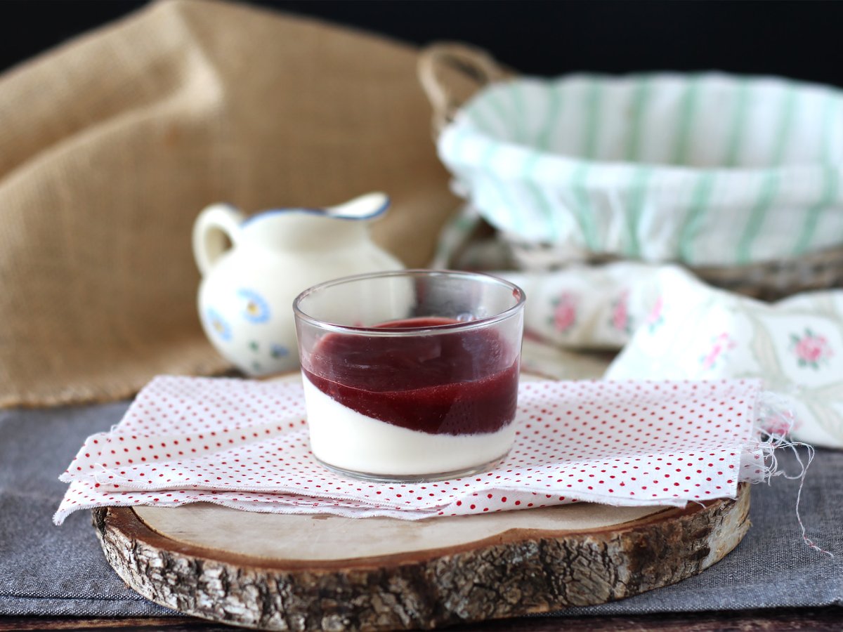 Panna cotta con coulis ai frutti di bosco