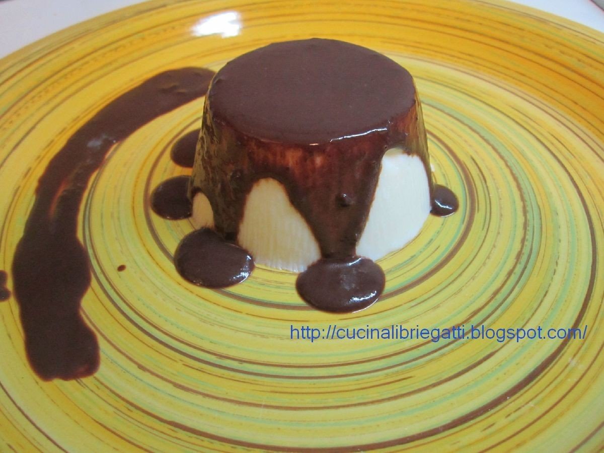panna cotta con salsa al cioccolato