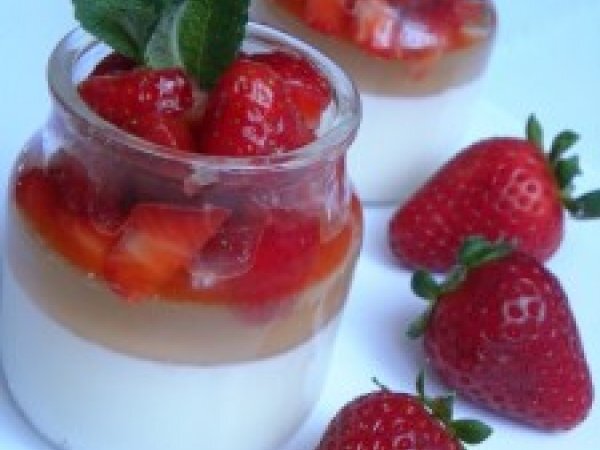 Panna cotta con gelatina di limone, menta e fragole