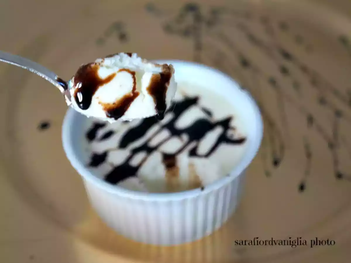 Pannacotta salata allo squacquerone con riduzione al balsamico