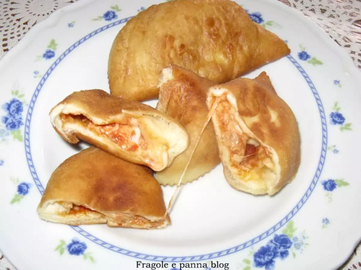 Panzerotti con pomodoro, mozzarella e origano