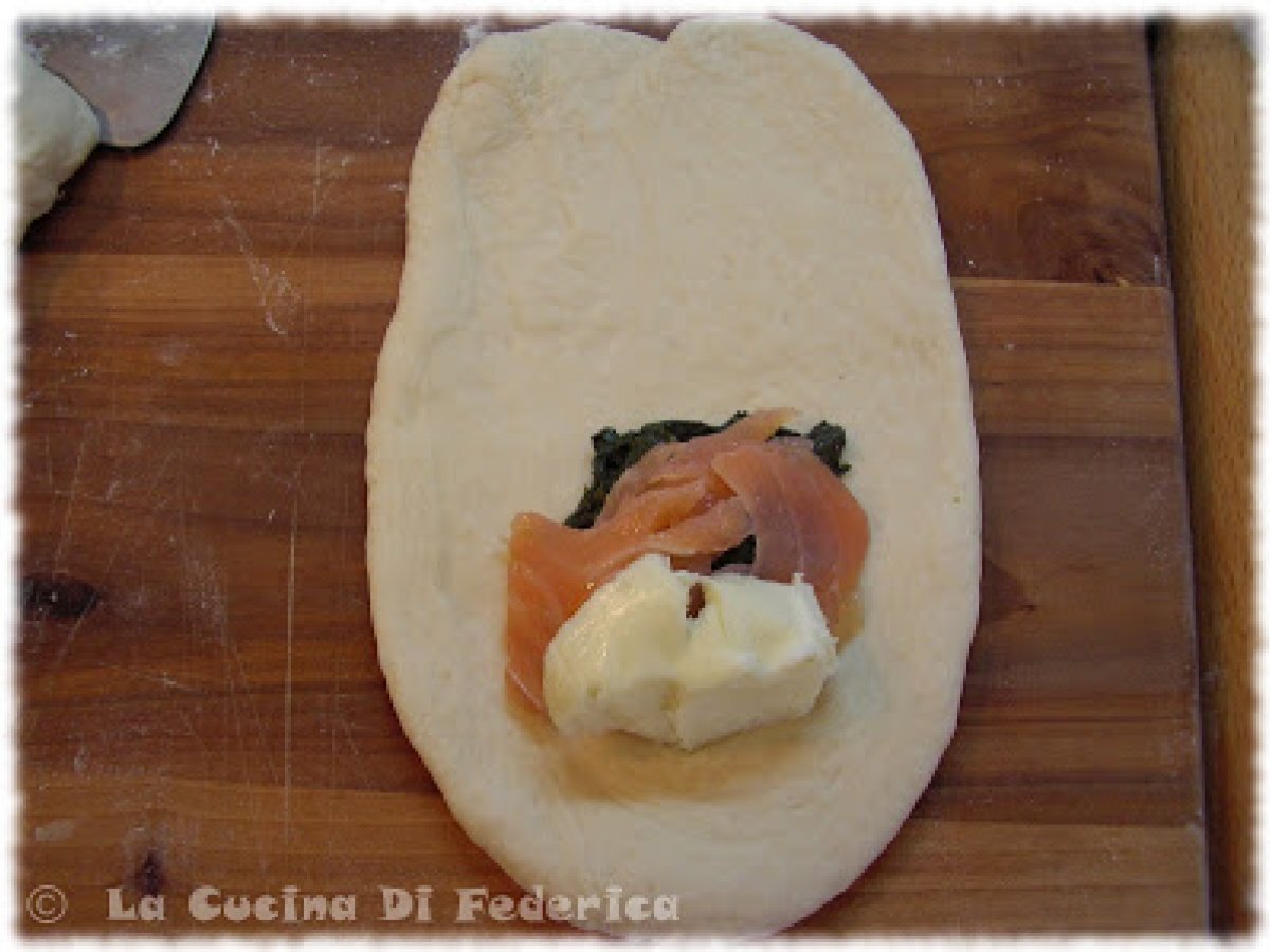 Panzerotti con spinaci, salmone e mozzarella