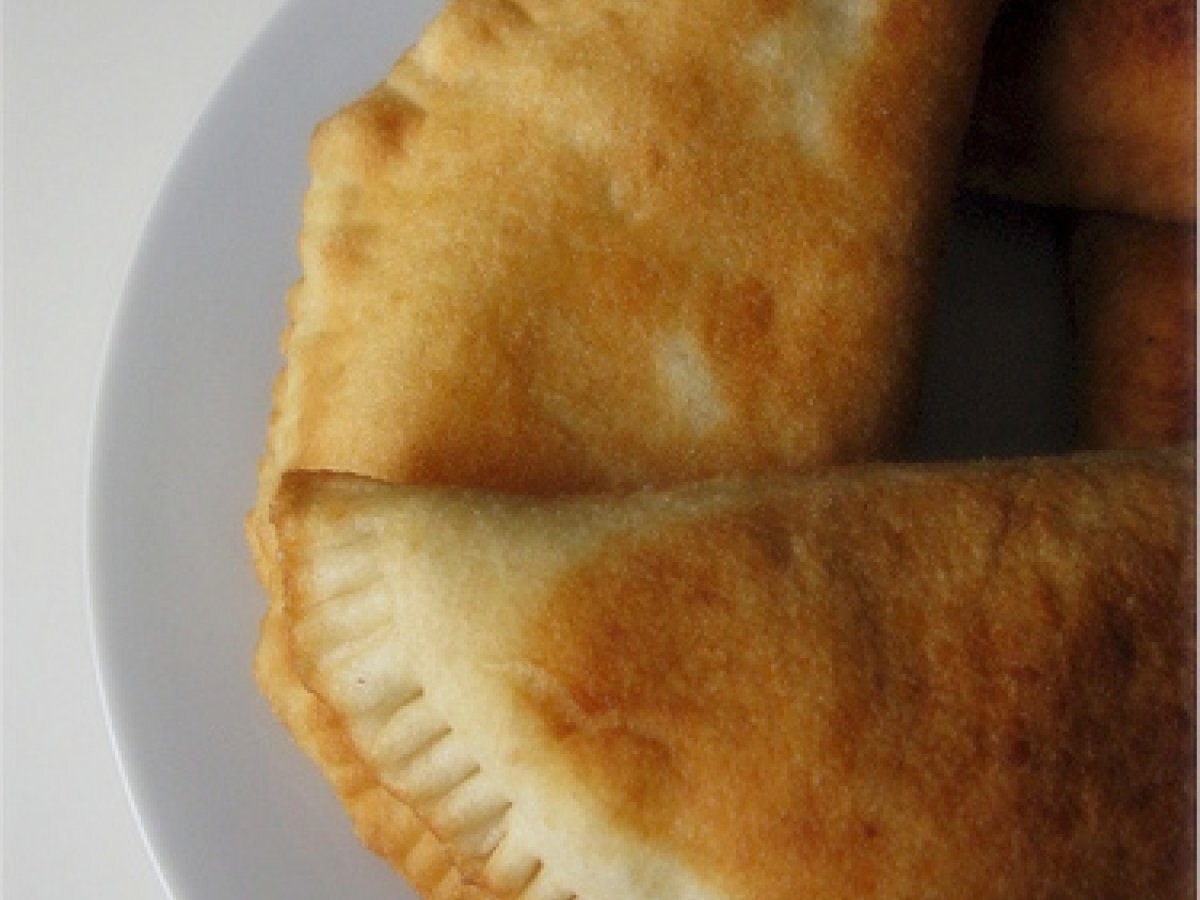 PANZEROTTI FRITTI, POMODORO, BUFALA ED ACCIUGHE