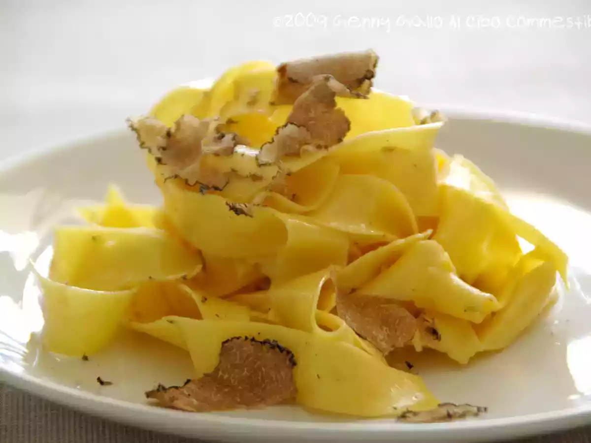 Pappardelle al burro salato e tartufo nero.