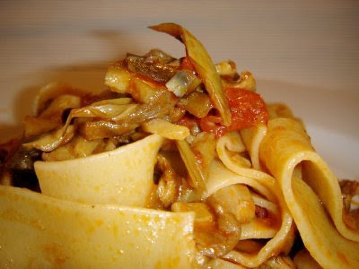 Pappardelle al sugo di carciofi e funghi