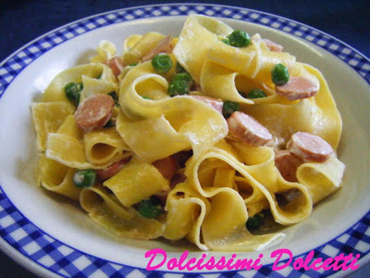 Pappardelle colorate con piselli e wurstel - foto 2