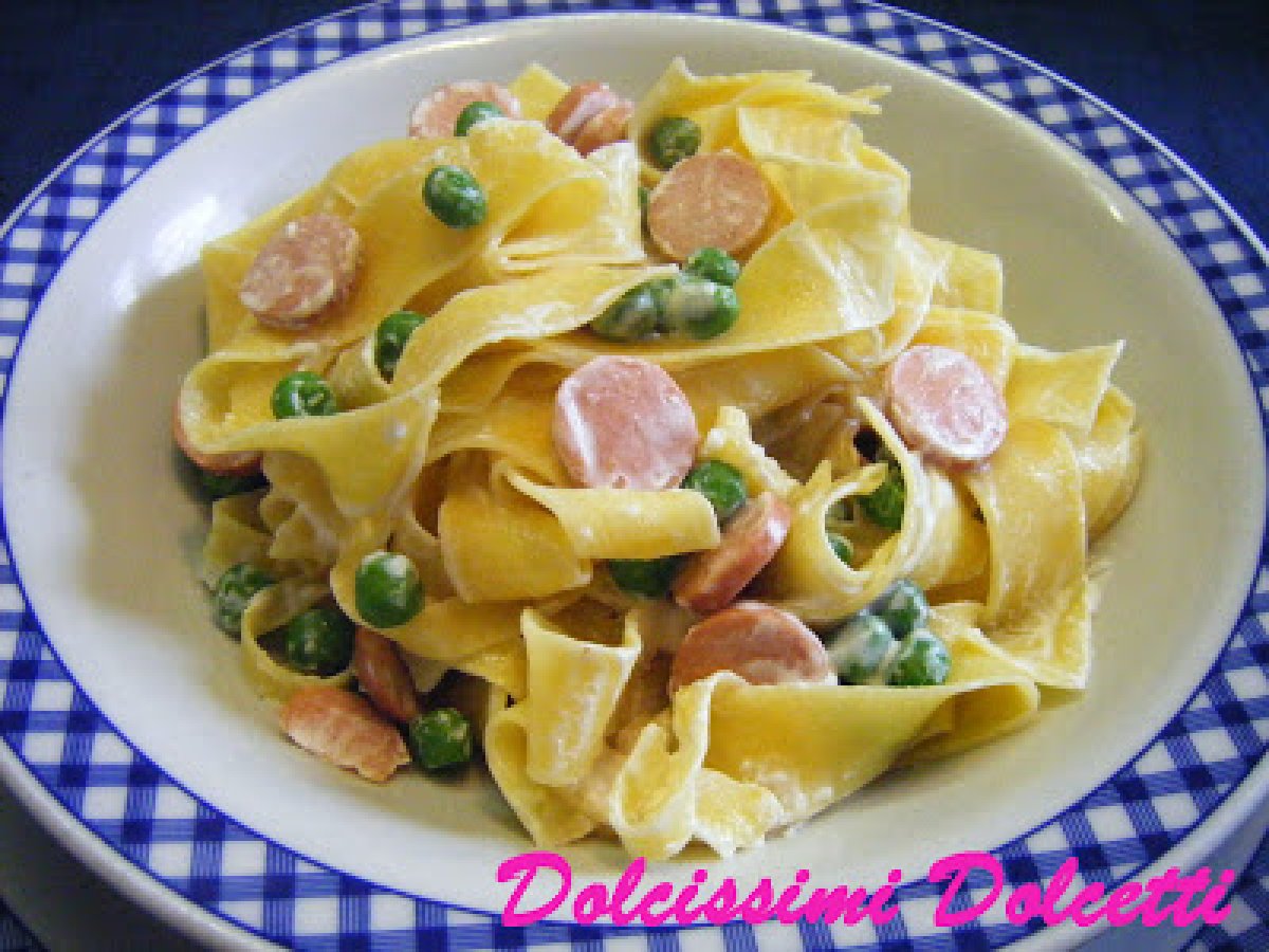 Pappardelle colorate con piselli e wurstel - foto 3