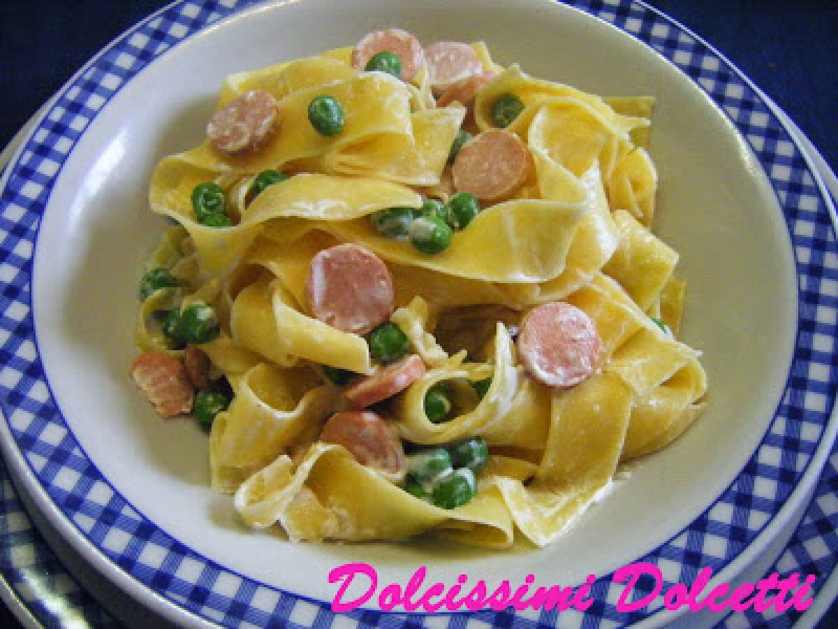 Pappardelle colorate con piselli e wurstel - foto 4