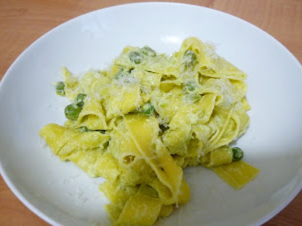 Pappardelle con crema di fave e piselli