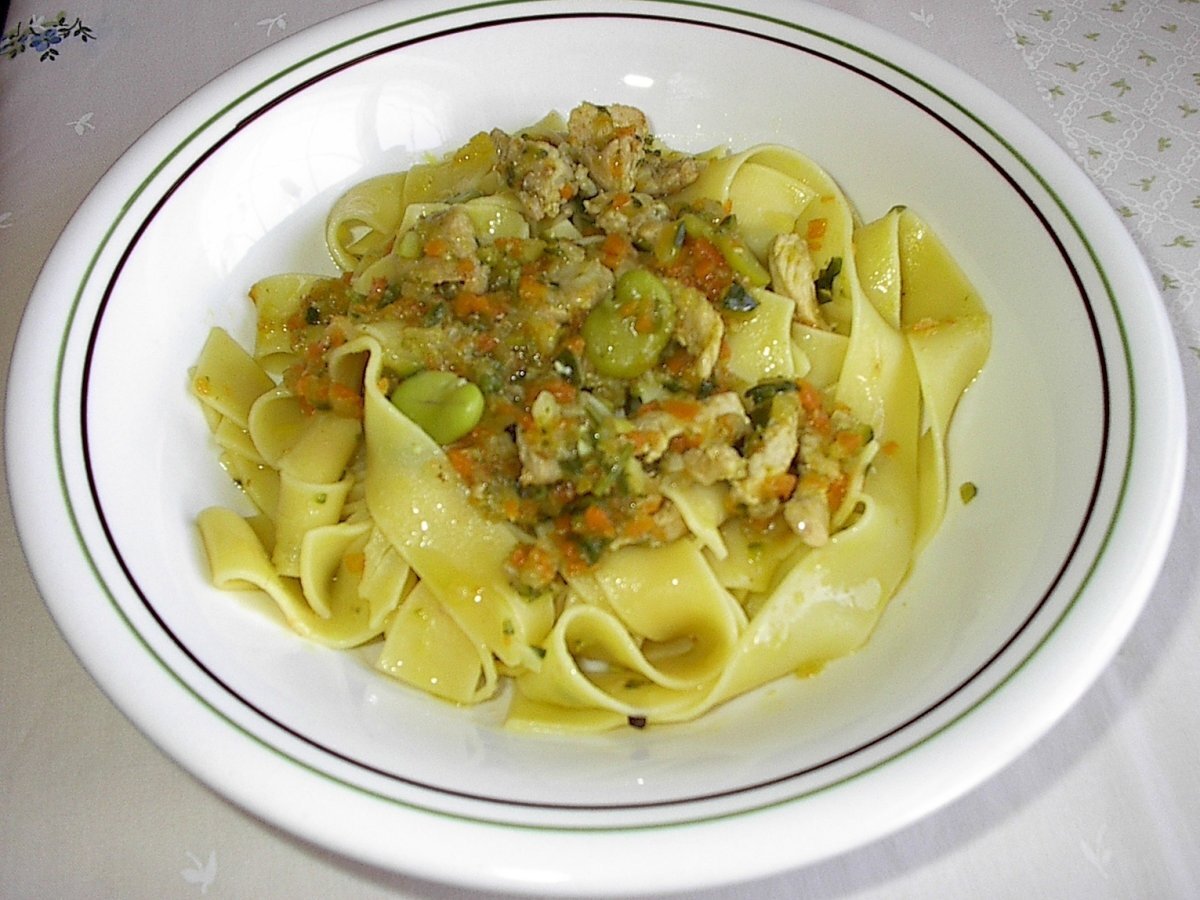 PAPPARDELLE CON FAVE E STRACCETTI DI MAIALE