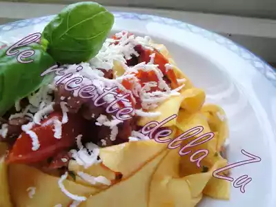 Ricetta pappardelle con sugo di salsiccia e pomodorini