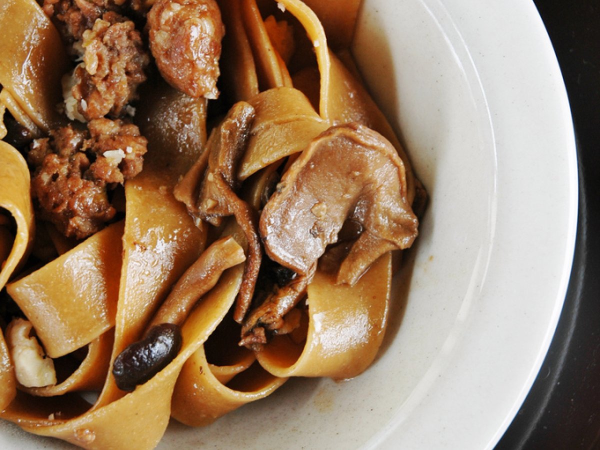 PAPPARDELLE INTEGRALI con FUNGHI, SALSICCIA e CASTAGNE