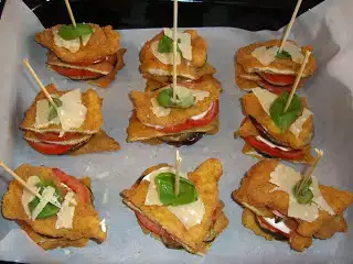 Parmigiana di cotolette e scaglie di grana