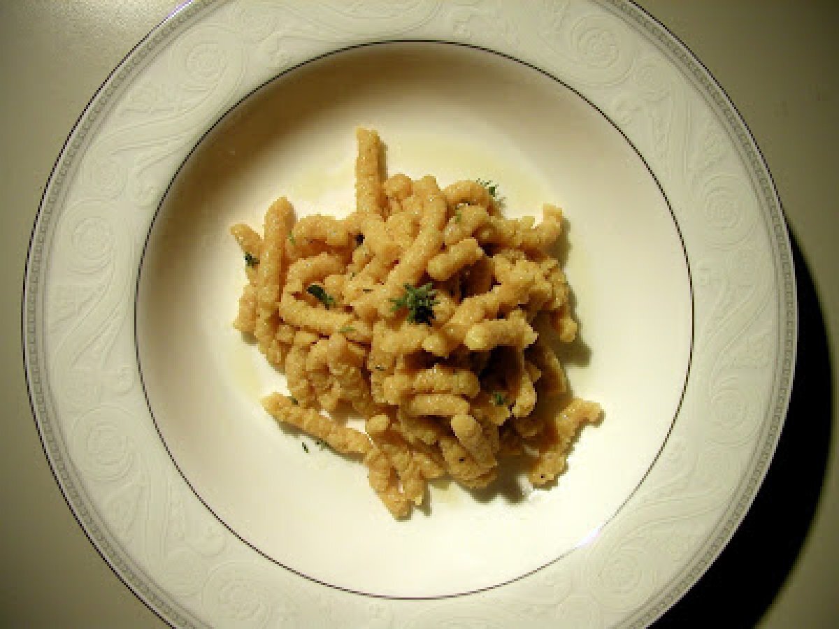 Passatelli asciutti con burro e acciughe al profumo di tartufo