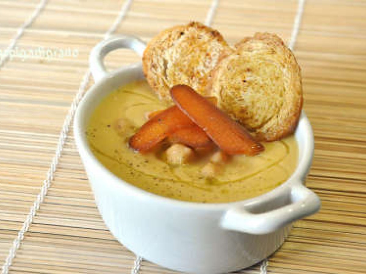 Passatina di ceci con scaglie di bottarga e chips di pane