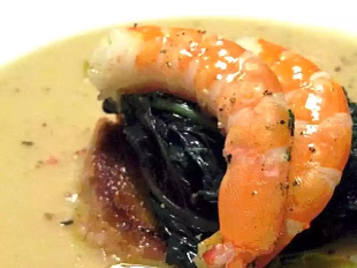 Passatina di fave con cavolo nero e gamberi