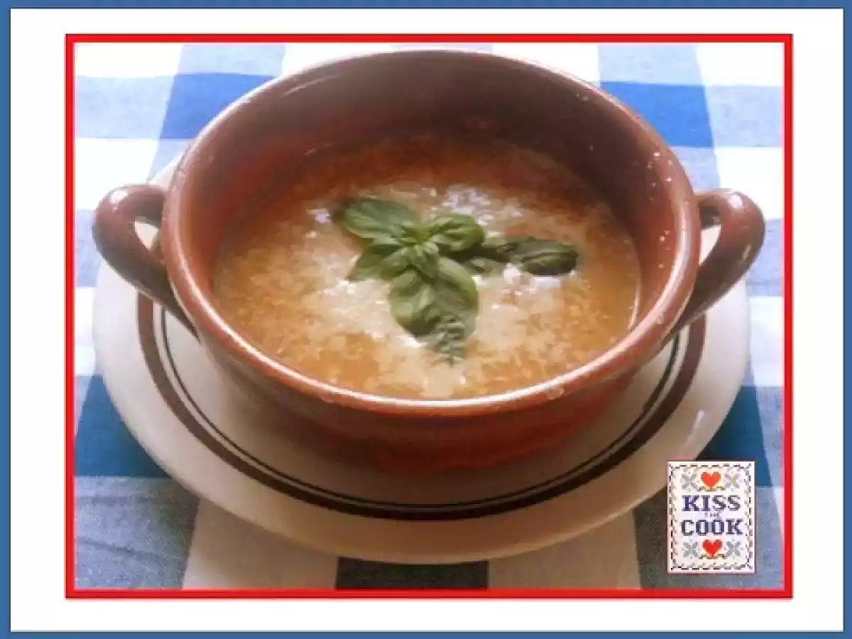 Passato di verdura estivo con gli spaghetti spezzati