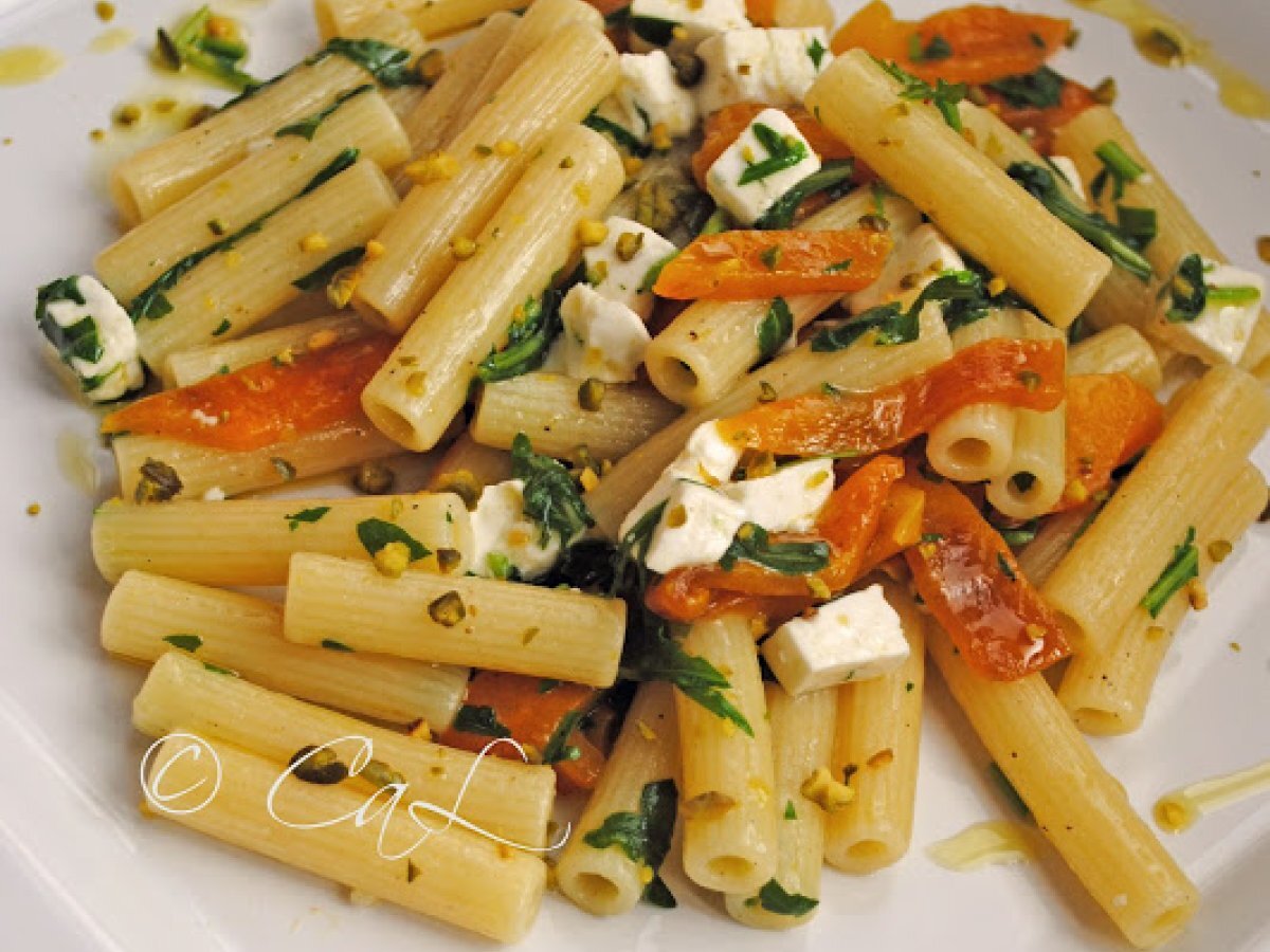 Pasta ai peperoni, rucola, primosale e trito di pistacchi