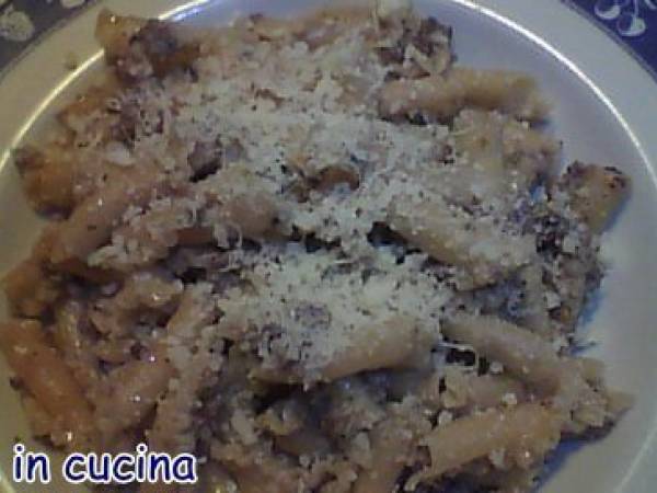 pasta al chianti con macinato, nocciole e pistacchi al profumo di funghi porcini