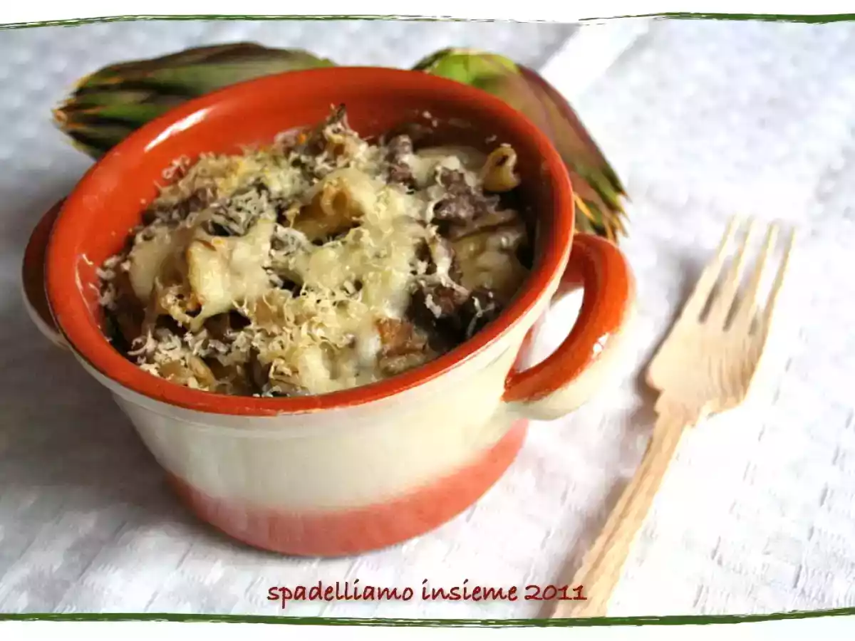 Pasta al forno con carciofi e salsiccia al vino rosso